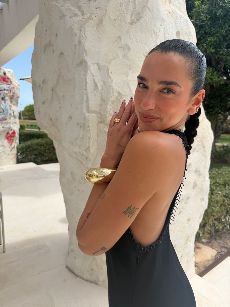 ¿Quién mejor que Dua Lipa para enseñarnos cómo llevar los peinados más sofisticados?
