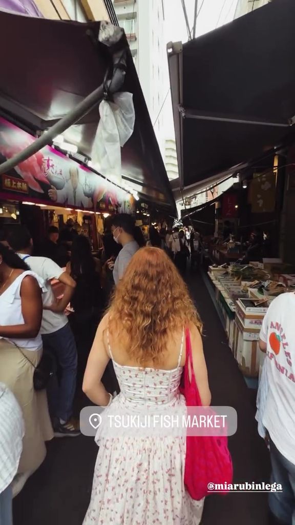 Mía Rubín y su novio Tarik visitaron el famoso mercado de Tsukiji, en Tokio.