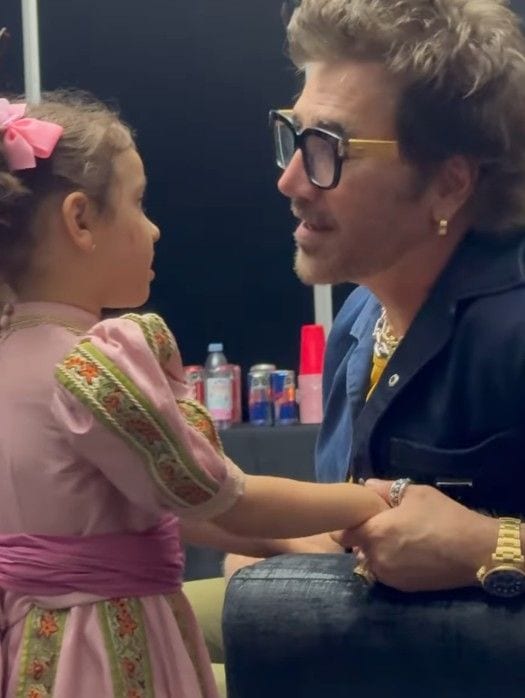 Alejandro Fernández y su nieta Cayetana