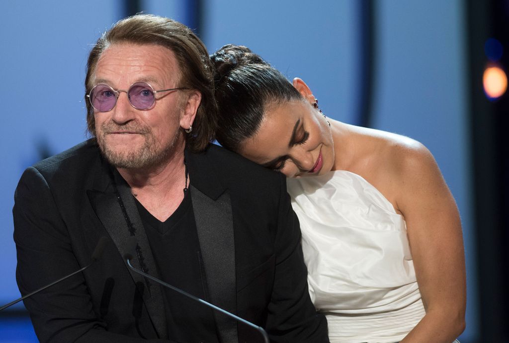Penélope Cruz recibe el premio Donostia de manos de Bono, el líder de U2 el 27 de septiembre de 2019 en el Festival de San Sebastián