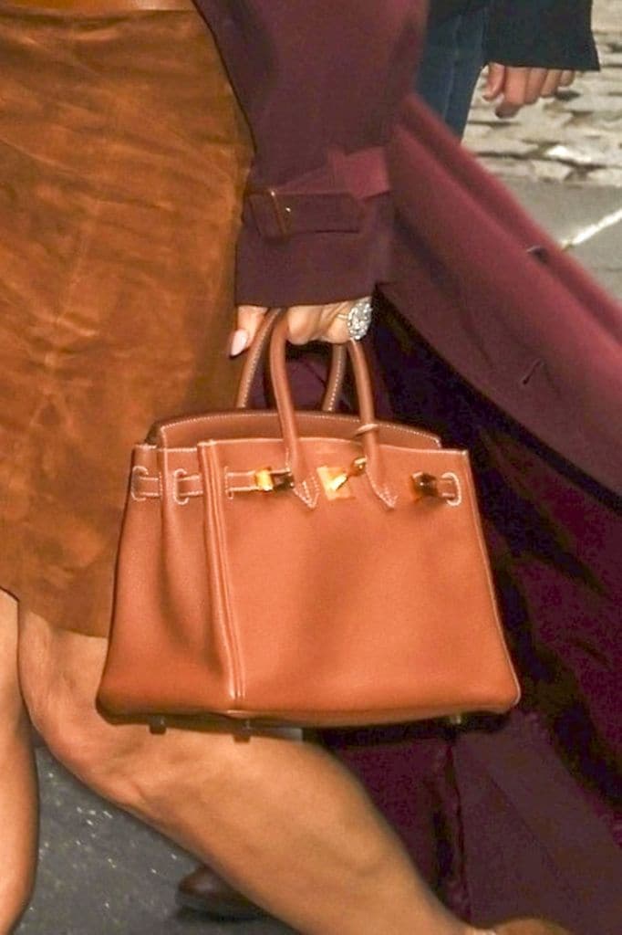 Lauren muestra orgullosa su gran anillo de compromiso en Nueva York