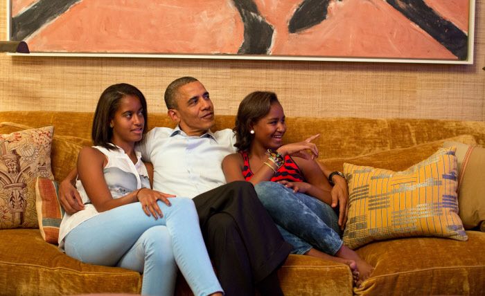 Barack, en una imagen de archivo con sus hijas