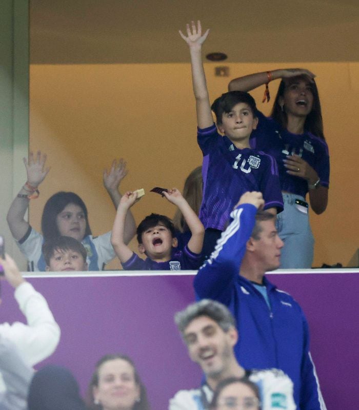Antonela Roccuzzo junto a sus hijos Thiago, Mateo y Ciro en Qatar