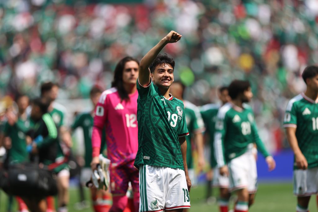 Gilberto Mora se convierte en el segundo jugador más joven en ser titular en una eliminatoria mundialista, sólo detrás de Pelé