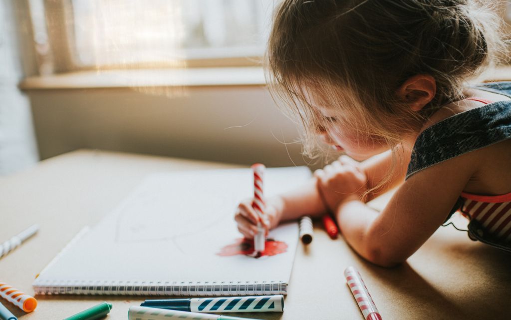 Niña dibujando en una prueba