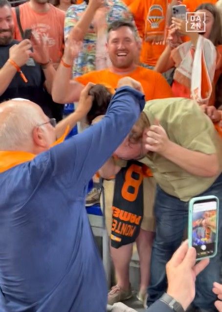 Juan Roig le corta el peluquín a Enrique Salas tras la victoria del Valencia Basket de la Liga ACB