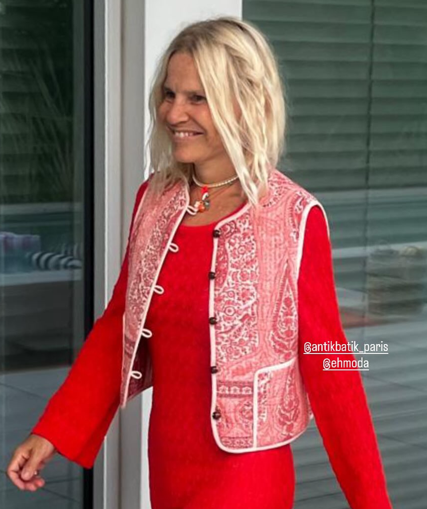Eugenia Martínez de Irujo con vestido rojo y chaleco bohemio