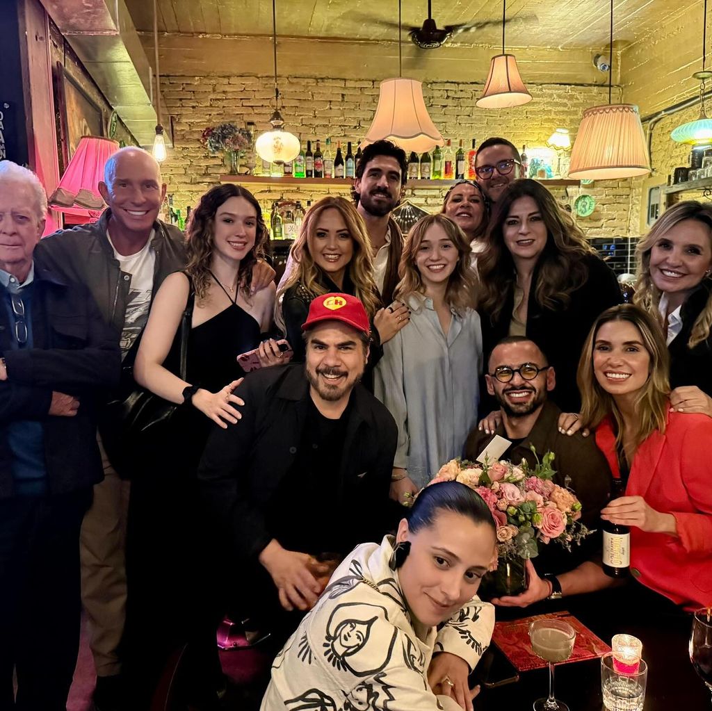Andrea Legarreta celebró su gran noche de teatro en compañía de su familia y amigos