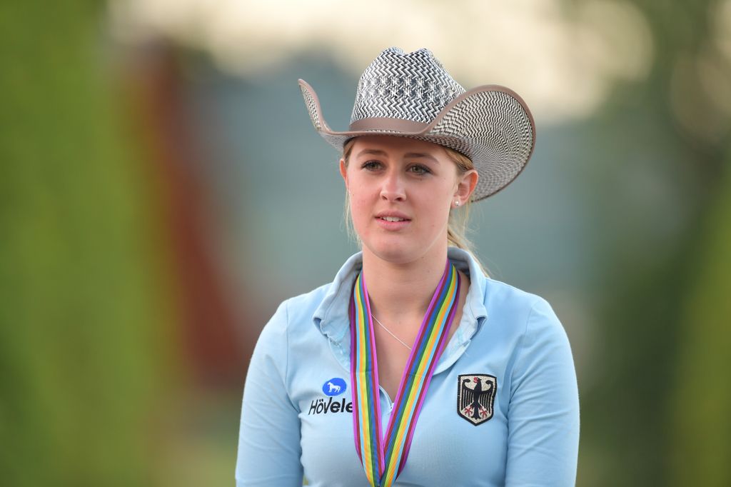 La hija del piloto, en una competición