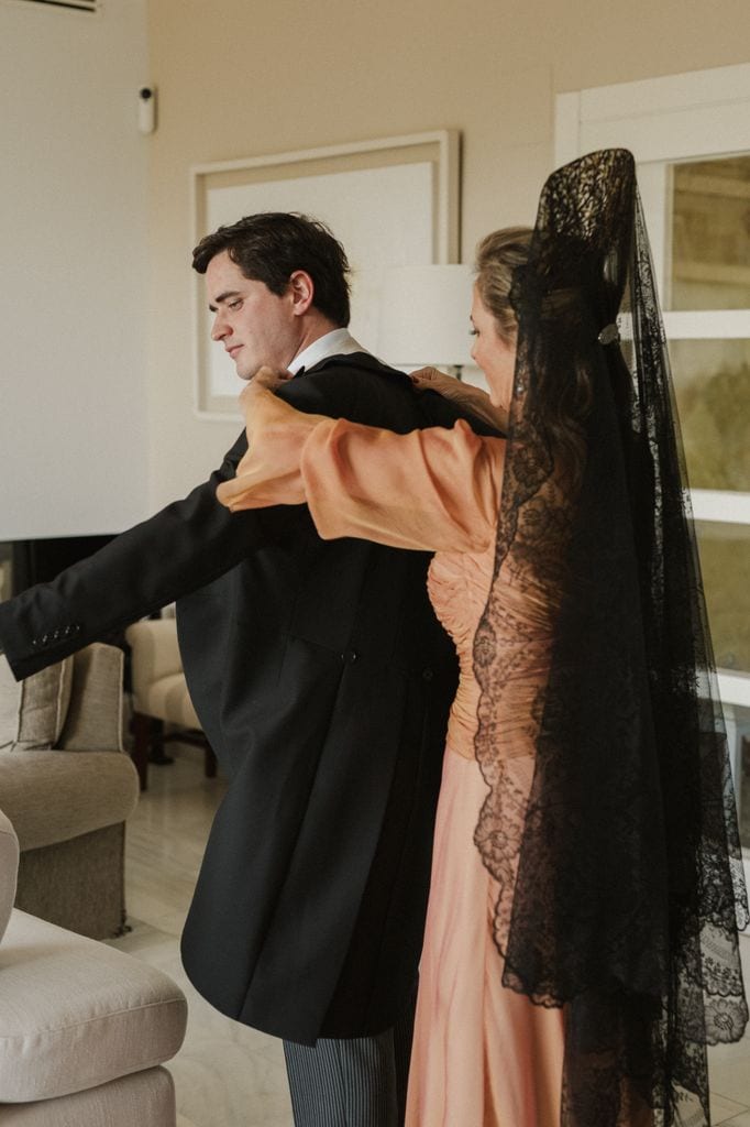 Madrina viral con mantilla