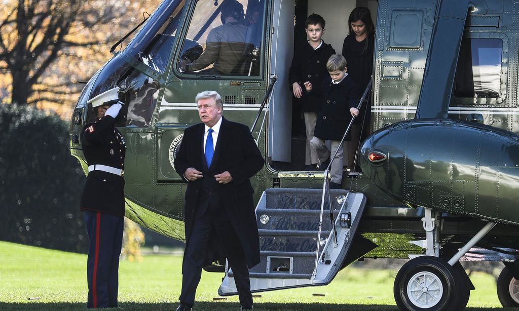 hijos de ivanka trump con su abuelo