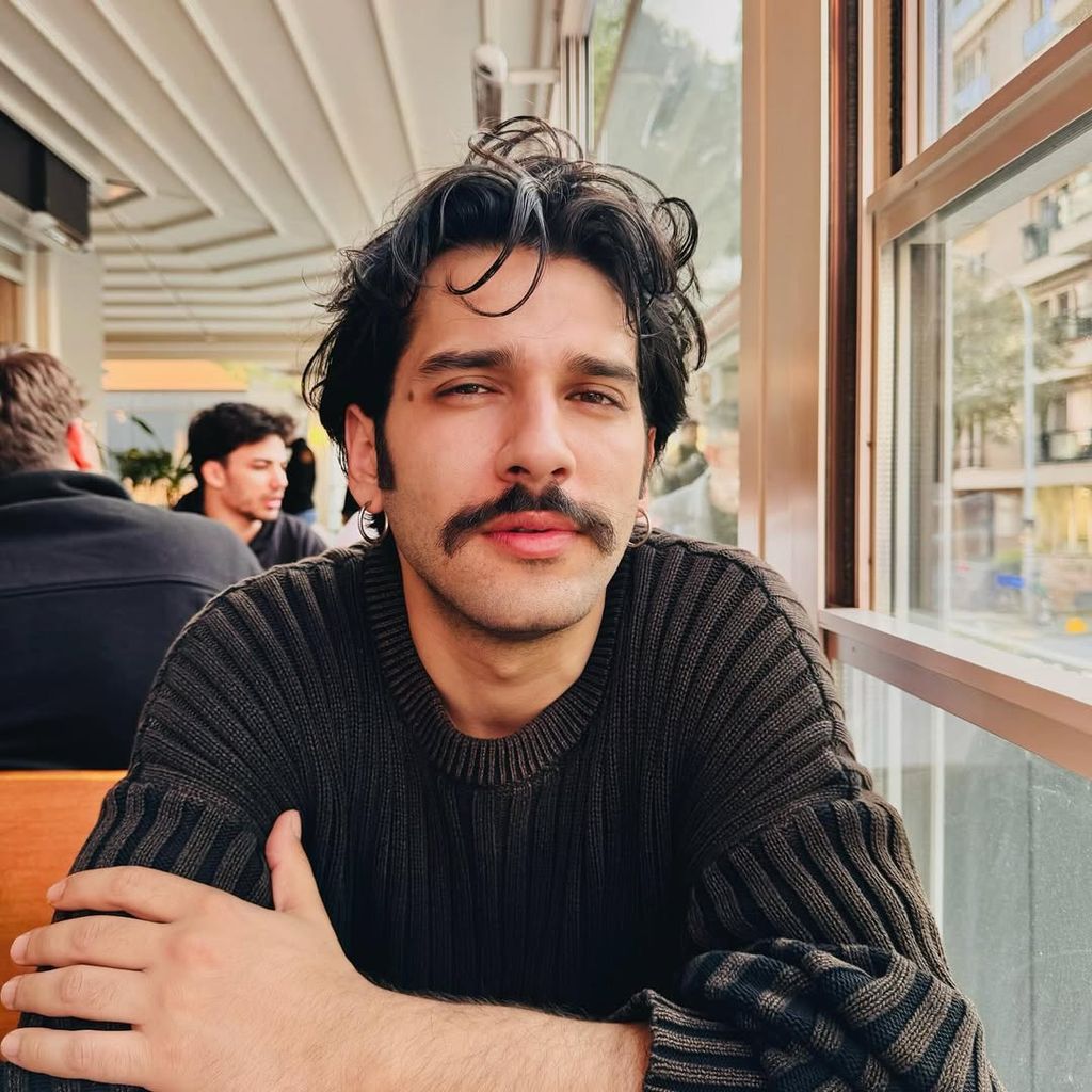 Baran compagina su carrera de actor con la de músico y tiene su propio sello