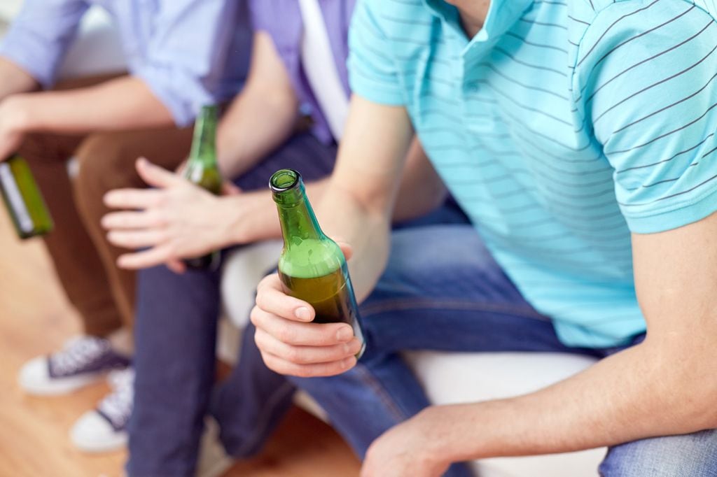 Adolescentes con botellas de alcohol