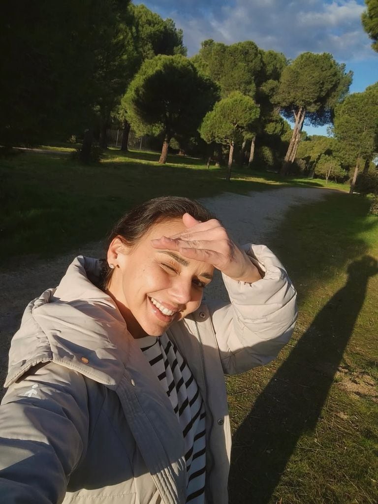 Chenoa reaparece sin maquillaje de paseo con su perrita.