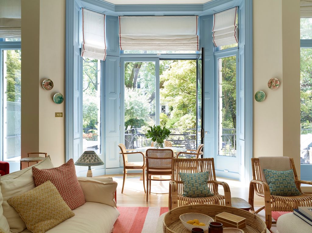 Salón con ventanas azules. 