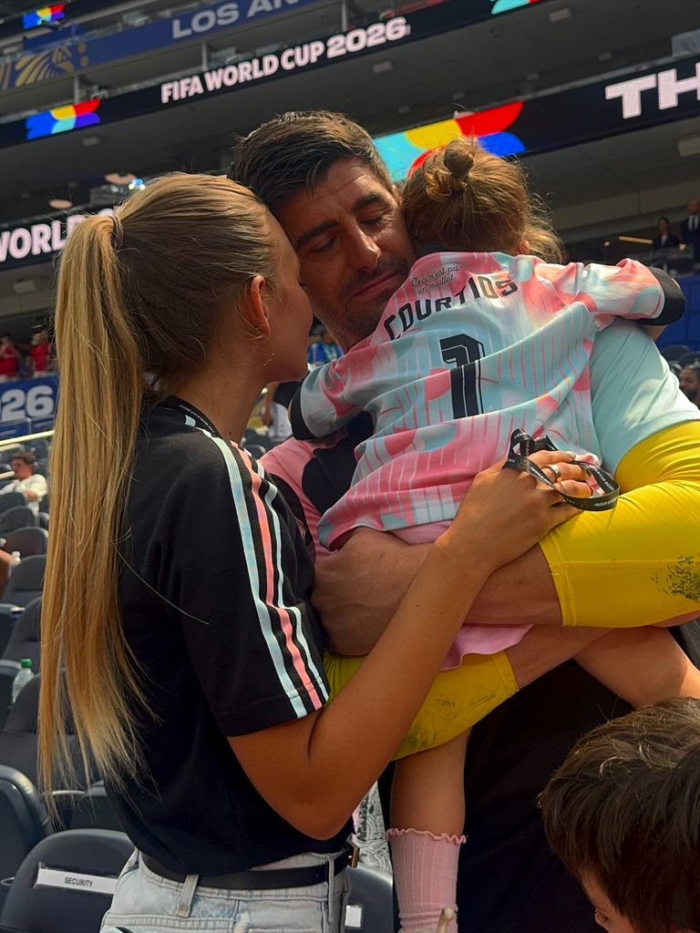 El abrazo de Courtois a su hija Ellie tras el final del partido