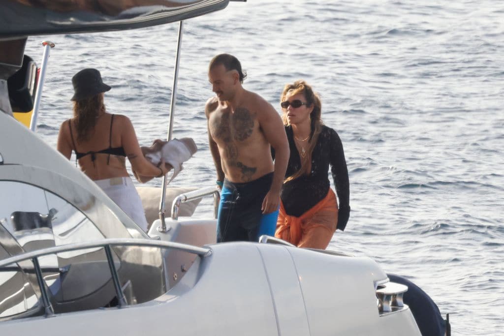 Feid y Karol G de vacaciones en el mar
