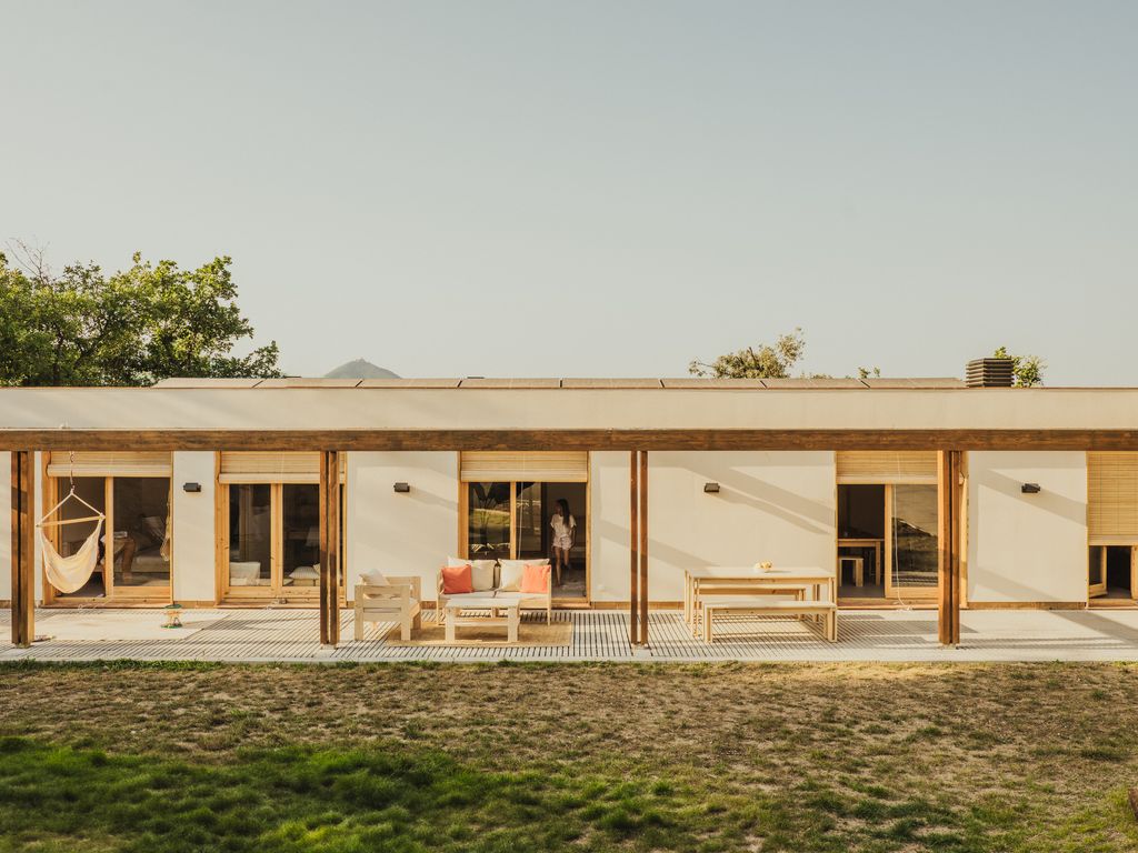 Casa con un patio-invernadero central que pre-calienta el aire en invierno y ventila la vivienda en verano