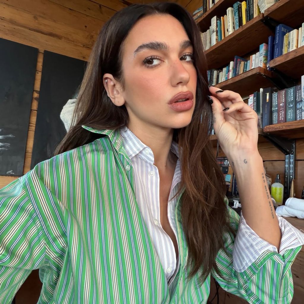 Dua Lipa agrega pequeñas pecas a los lados de la nariz para contornearla.