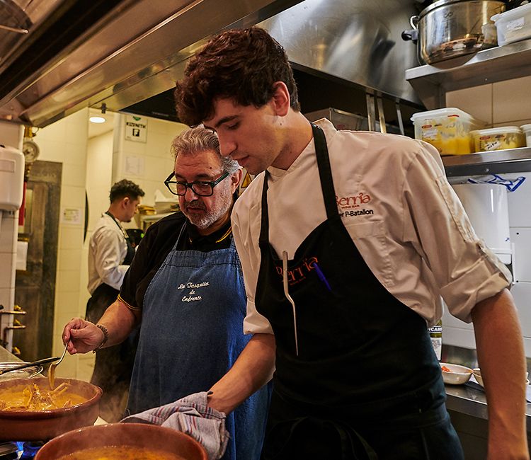 Javier Pérez-Batallón y Juanjo López preparando la caldereta en la cocina
