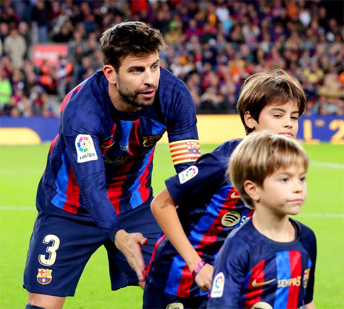 Milan y Sasha, con su padre en el campo