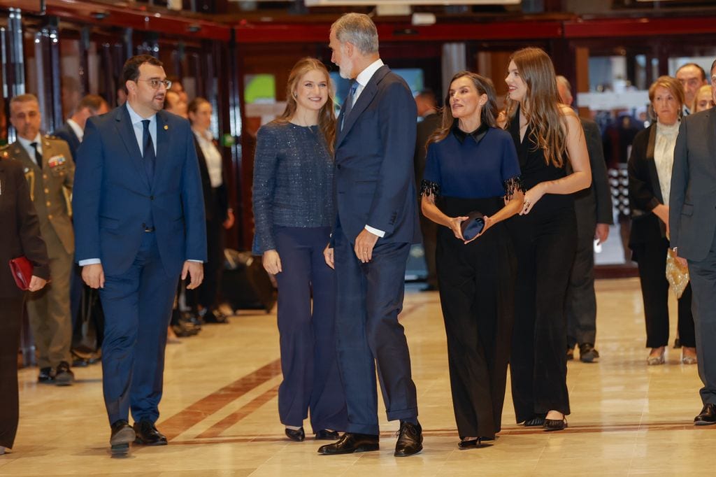 LOS REYES, ACOMPAÑADOS POR SUS HIJAS, PRESIDEN EL TRADICIONAL CONCIERTO EN OVIEDO COMO INICIO DE LOS PREMIOS PRINCESA DE ASTURIAS