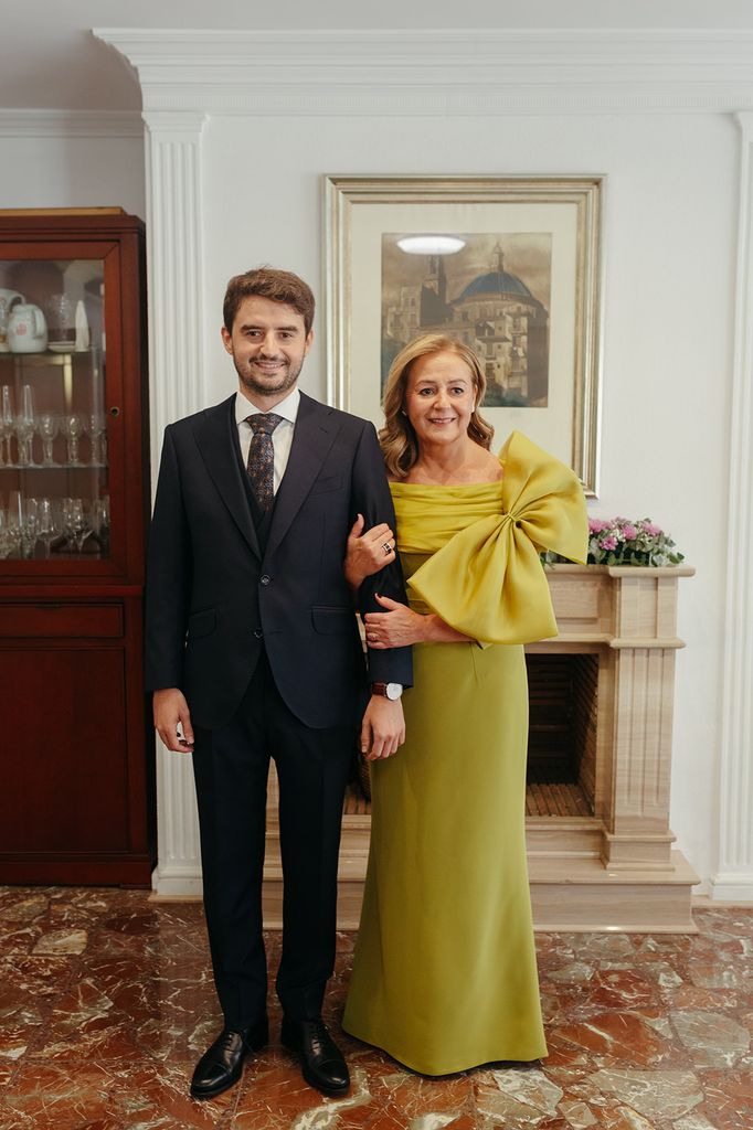 Madrina de boda viral de verde