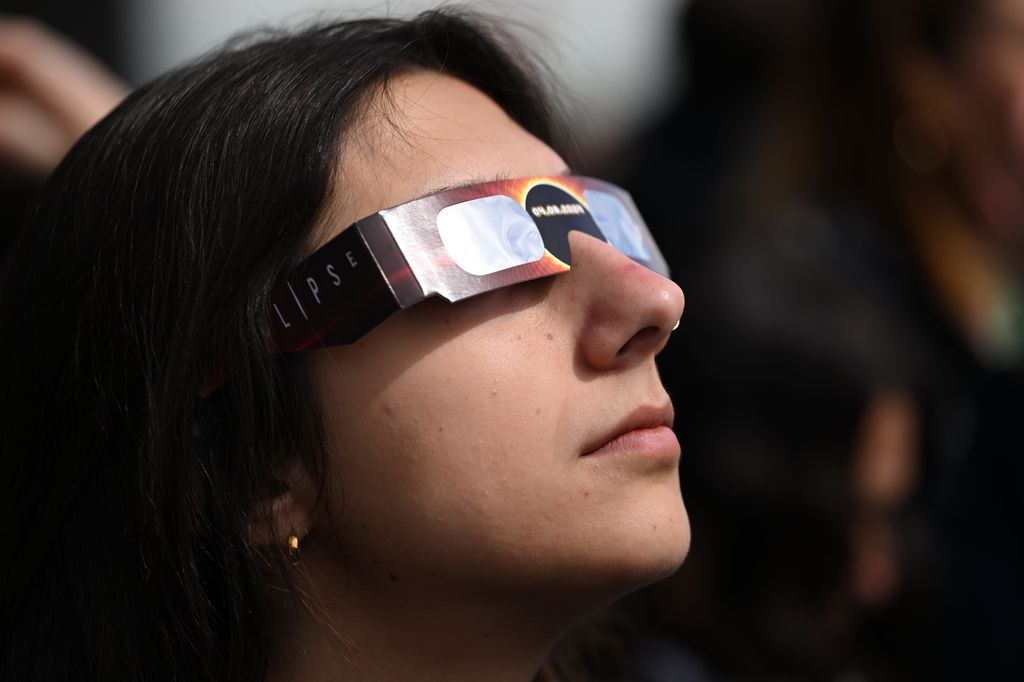 Los expertos recomiendan buscar lugares con una vista completamente despejada hacia el oeste-noroeste para no perderse el espectáculo