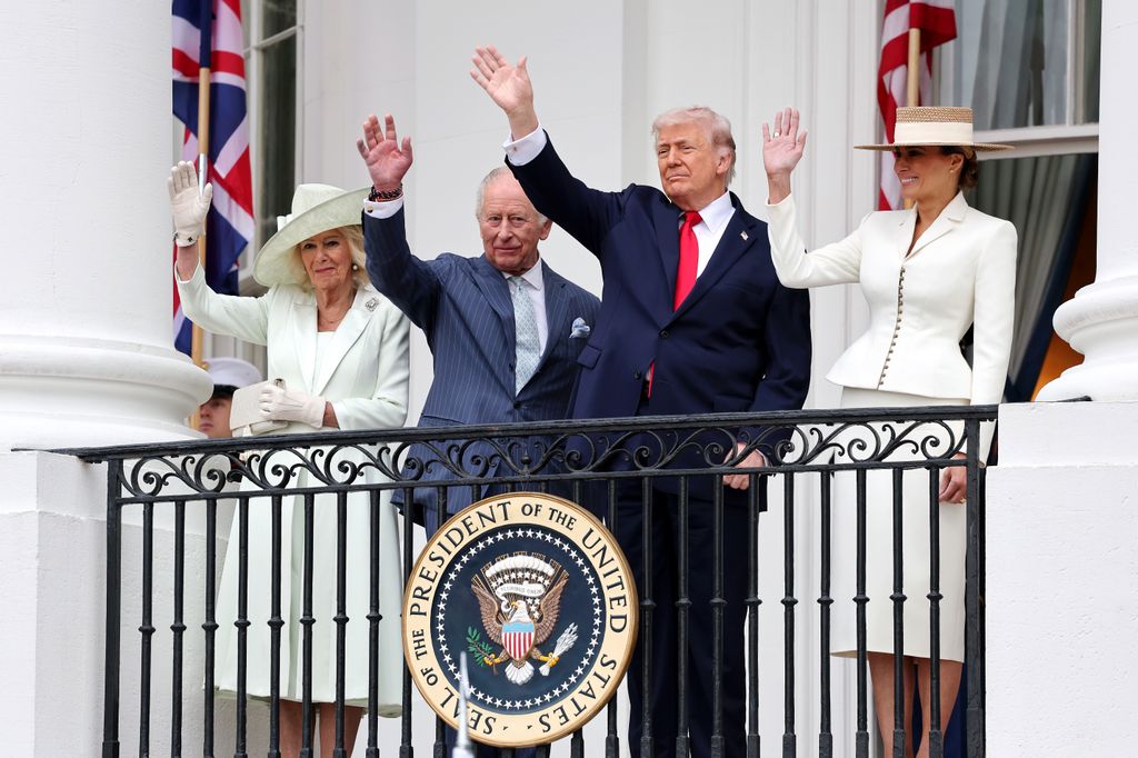 Los reyes Carlos y Camilla durante el saludo en el balcón de la Casa Blnaca