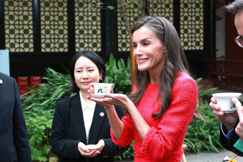 La reina Letizia participa de la ceremonia tradicional de preparación del té