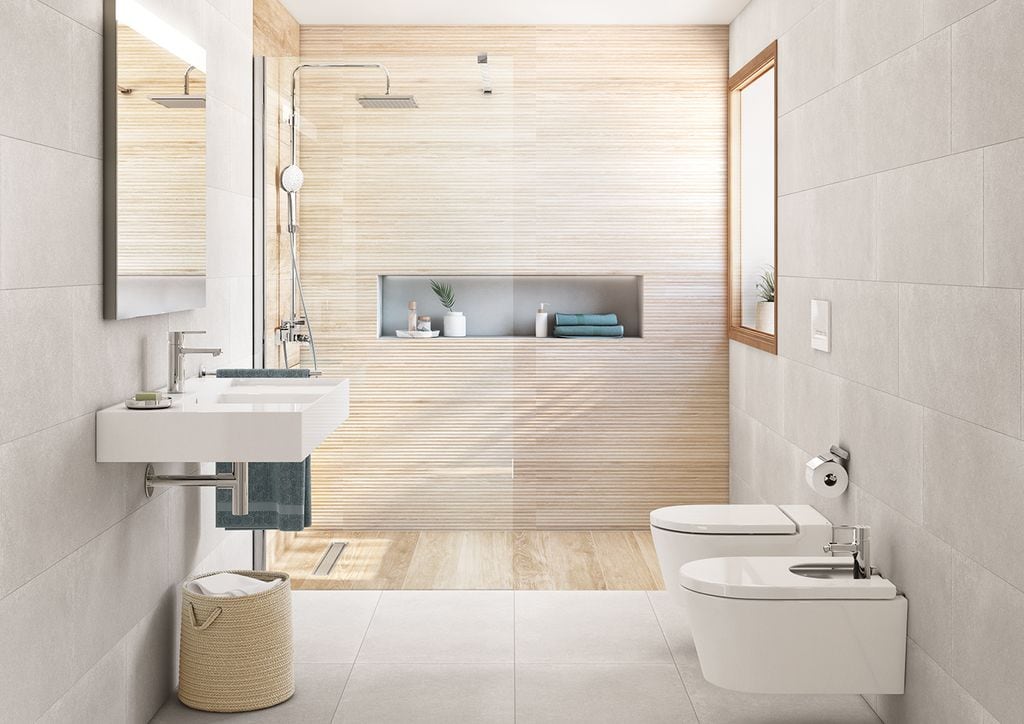 Baño con revestimiento cerámico efecto madera
