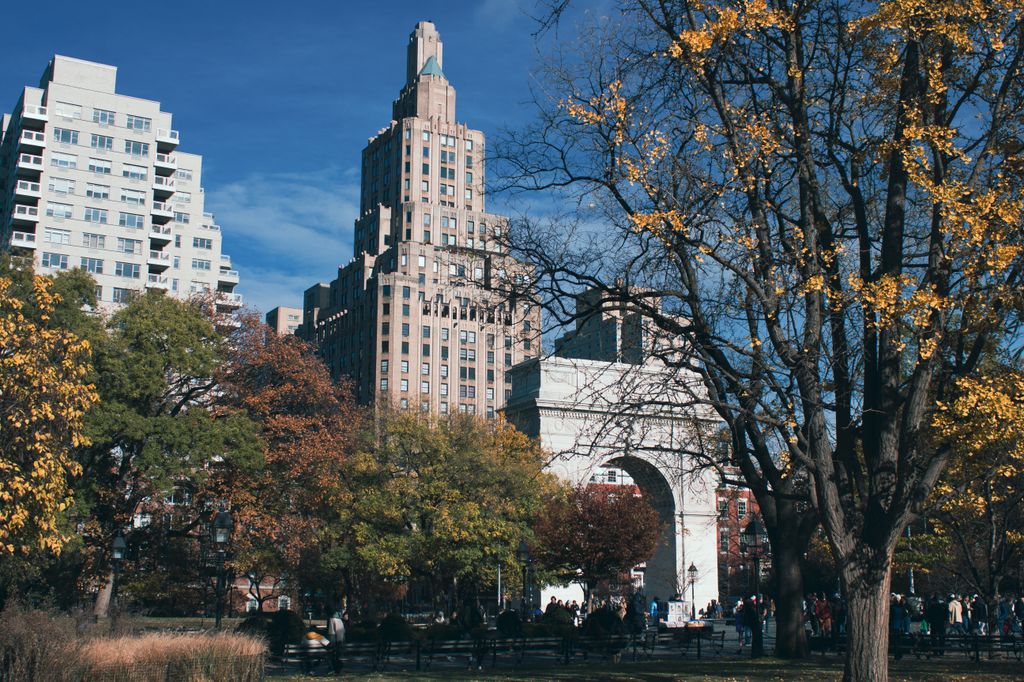 Washington Square Park ubicado cerca de la Universidad de Nueva York.