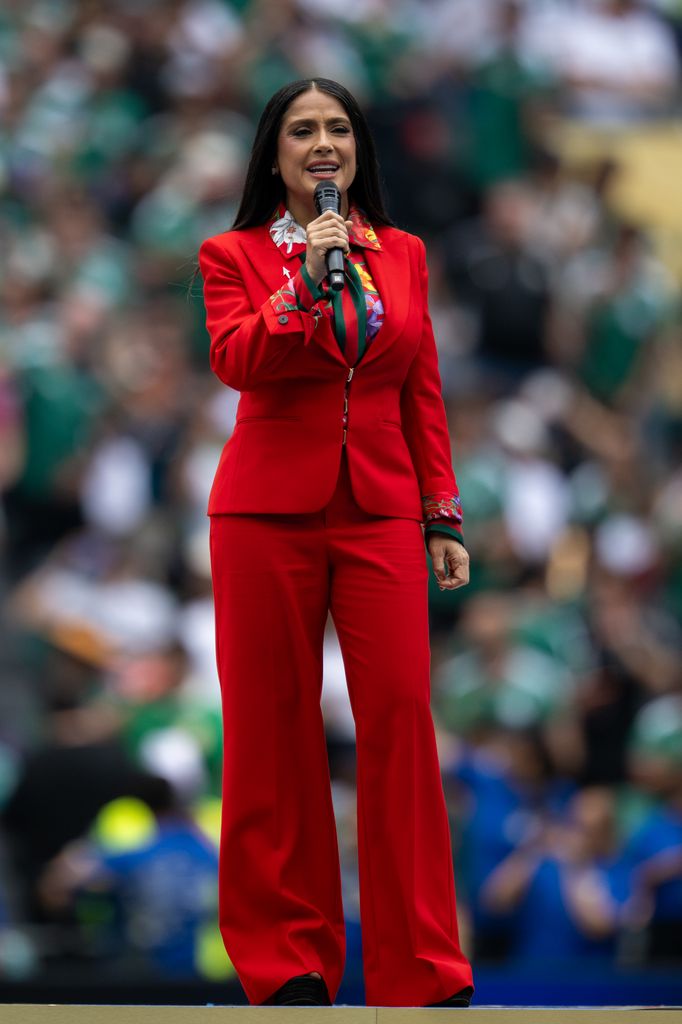 Salma Hayek dio su discurso al centro de la cancha en un impactante traje rojo.