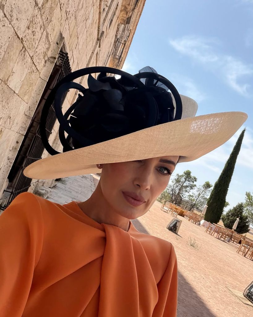 Nieves Álvarez, la invitada más elegante con vestido naranja y una pamela XL en una boda de final de verano