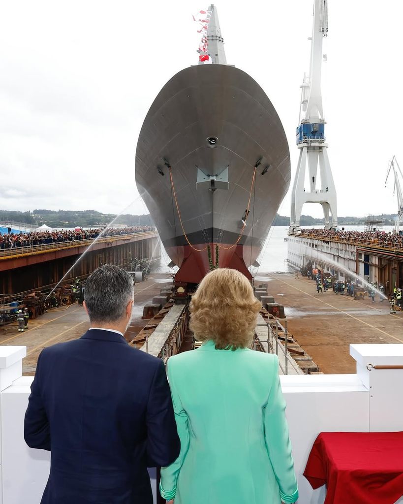 Doña Sofía en el amadrinamiento de la botadura de la fragata Bonifaz