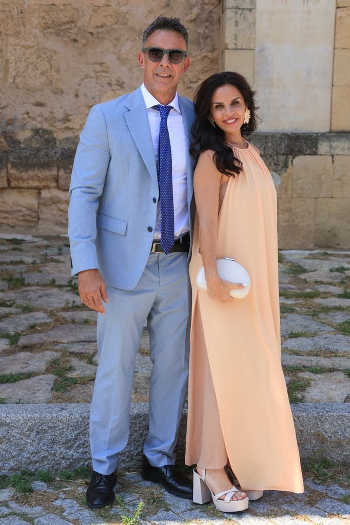 Alonso Caparrós y su mujer Angélica Delgado en la boda de Ana de Miguel y Álvaro Iguiar en Segovia