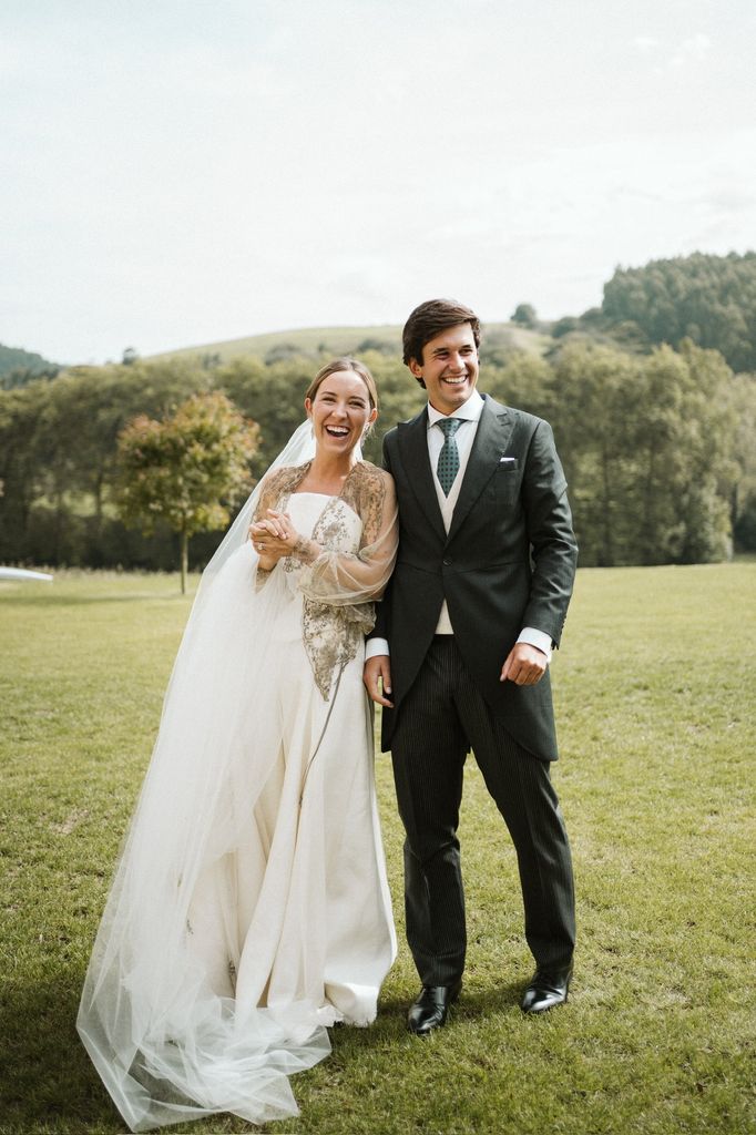 Vestido de novia de Navascués con chaqueta de anticuario