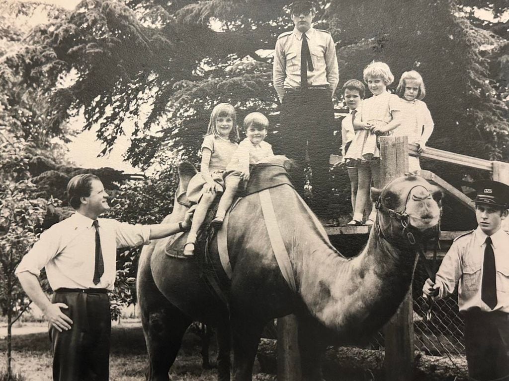 Diana Spencer en la fiesta por sus 6 años de vida, celebrando junto a su hermano Charles y su padre, el conde John Spencer.
