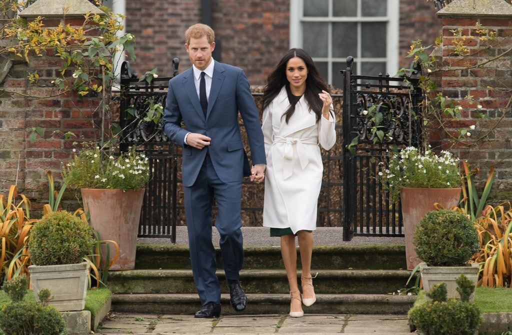 Harry y Meghan posando ante la prensa en el Palacio de Kensington el 27 de noviembre del 2017 anunciando su boda para la primavera de 2018