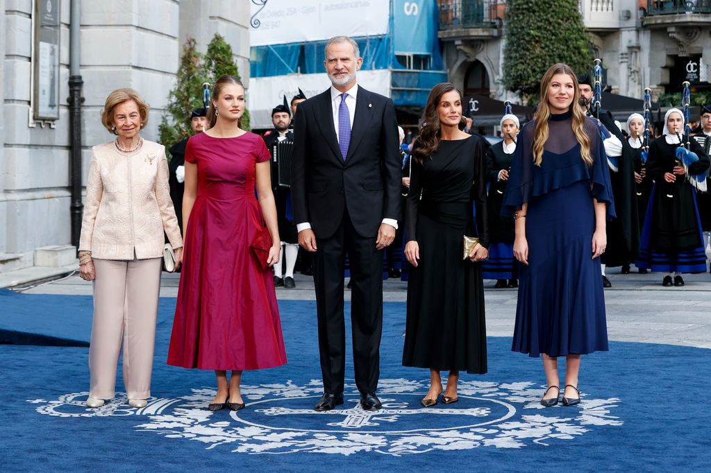 El rey Felipe VI y la reina Letizia de España, junto a la princesa Leonor de Borbón y la infanta Sofía de Borbón, al lado de la reina emérita Sofía de Grecia, en los Premios Princesa de Asturias 2026