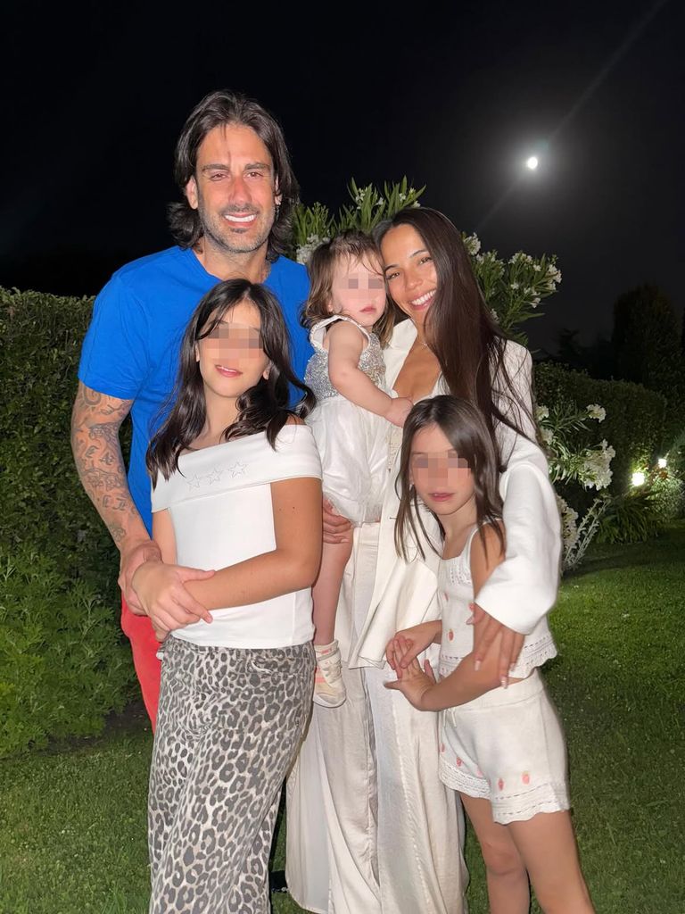 Melendi y Julia Nakamatsu con sus tres hijas