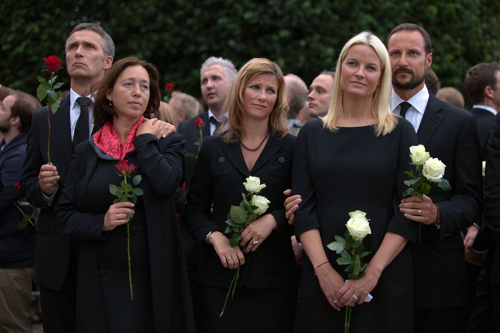 Mette-Marit de Noruega, arropada por el príncipe Haakon en el homenaje a las víctimas de los atentados en 2011