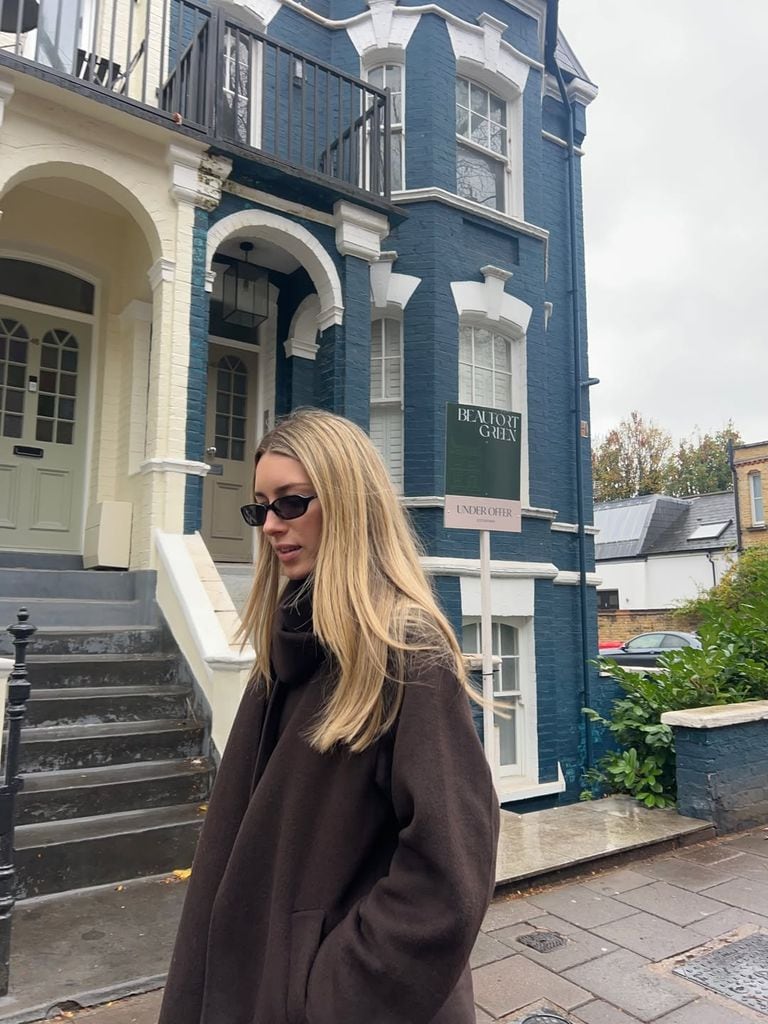 Un abrigo marrón y 3 looks para recorrer Londres de la mano de Daniela Figo