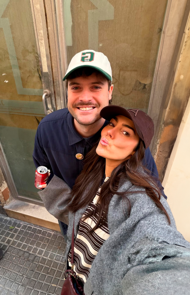 La feliz pareja no puede contener la ilusión.