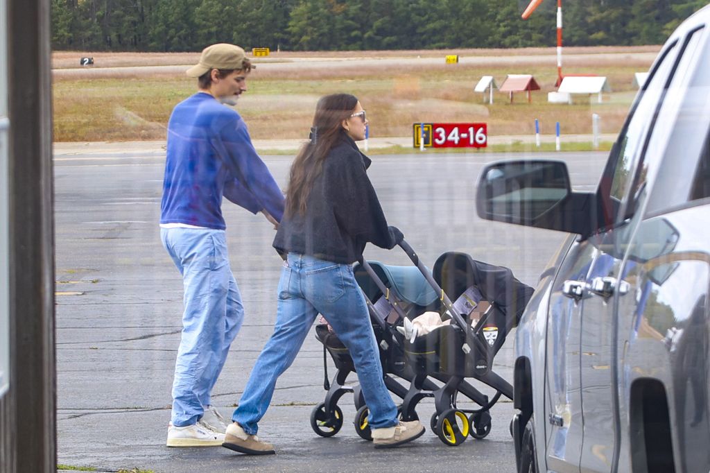 Millie Bobby Brown y Jake Bongiovi fueron captados antes de abordar un jet privado en Los The Hamptons el pasado 12 de octubre.