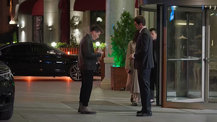 Avance de 'Hermanos': Sarp se presenta en el nuevo trabajo de Ömer con la idea de molestarlo