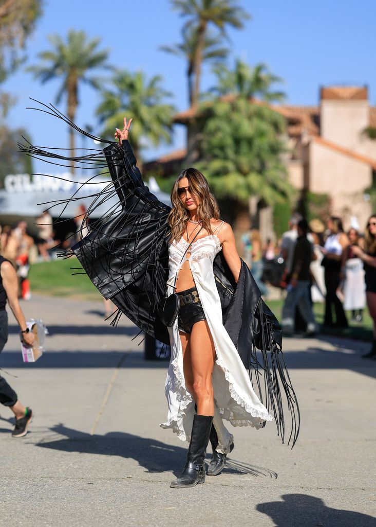 Alessandra Ambrosio en el Festival de Coachella 2024
