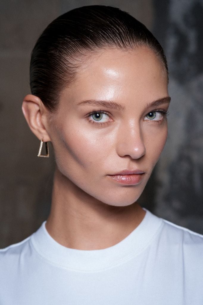 Modelo en el backstage de Vetements