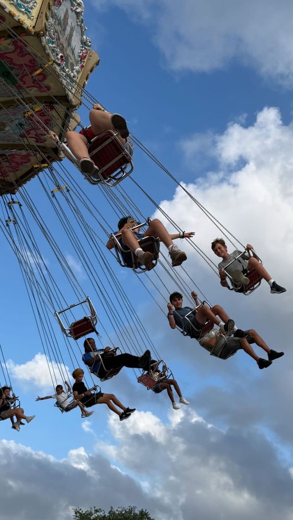 Loa hijos de la empresaria disfrutaron al máximo en las atracciones, como las sillas voladoras.