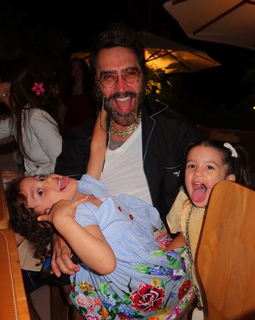 Alejandro Fernández junto a sus nietas mayores, Mía y Cayetana.